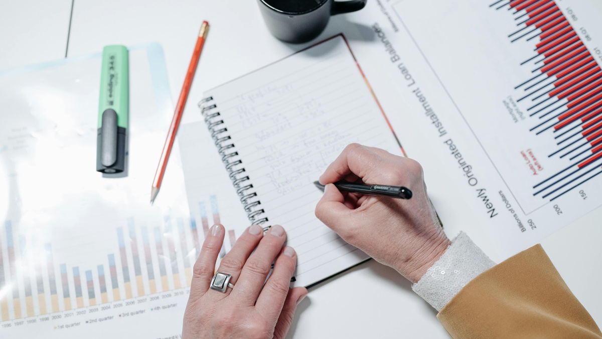 事業報告書と会計資料のイメージ